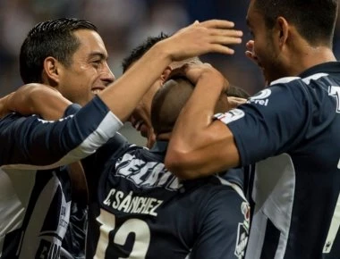 Εικόνες σοκ! «Σάπισαν» στο ξύλο οπαδό – Επιχείρησαν να πατήσουν κόσμο με αμάξι (βίντεο, φωτό)